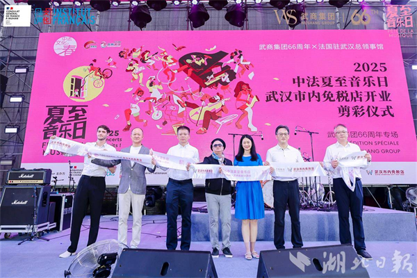 武汉市内免税店为中外学生搭建交流之桥_fororder_c0fb7fc24b6041e783f18035aacea304