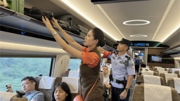 全国铁路暑运收官 武汉铁路护航旅客平安出行