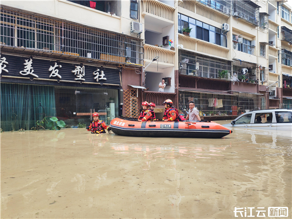 湖北咸丰遭遇强降雨险情 消防等救援力量转移受灾群众1.8万余人_fororder_ddd49f875a71cf5b733f2e525f8c34c9