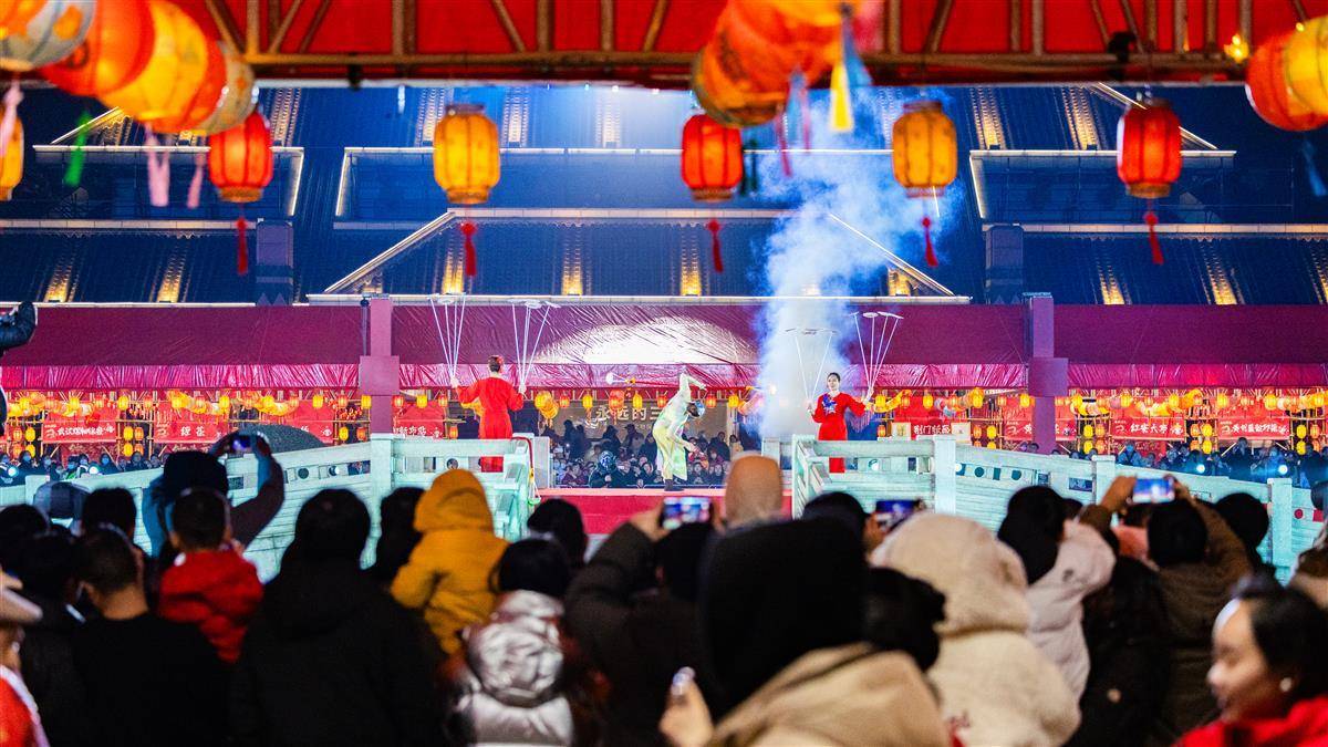 湖北省博物馆“钟鸣楚天元宵夜”灯会人气火爆
