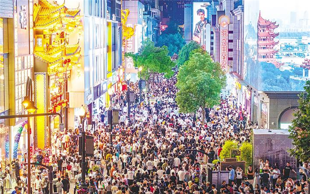 每次转身，都精准踩中消费升级节拍  百年江汉路续写“流量神话”_fororder_微信图片_20250522094124