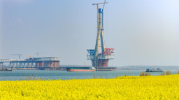 池州长江公铁大桥北主塔顺利封顶