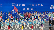 光子机器人点燃圣火 武汉第十二届运会开幕