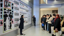 坐空轨 看勾践剑 观人形机器人 泰国学子“知音”之旅大饱眼福