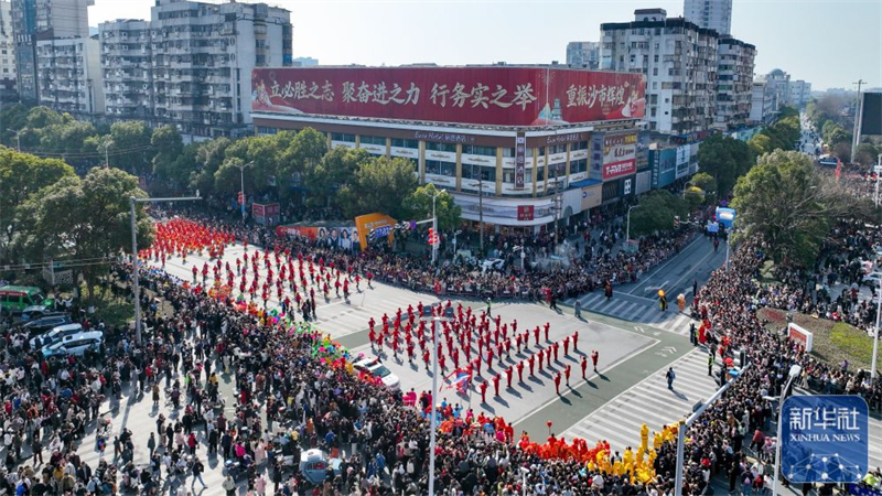 湖北荆州：民俗巡游年味浓_fororder_0b91c8541a5c46c5bf3fc6341f31de22