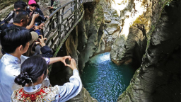 土家民俗集体婚礼展别样风情 百万旅游博主将赴恩施地心谷浪漫之约