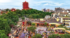 “桌边就是黄鹤楼”火出圈 城市更新催生屋顶经济新场景