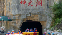 2000余名选手在湖北宜昌搏浪飞舟