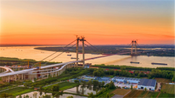 光影映大桥：摄影师定格建设中的武汉双柳长江大桥