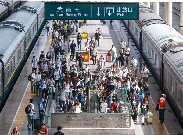 武汉铁路迎来国庆假期返程高峰_fororder_微信图片_20251007152925