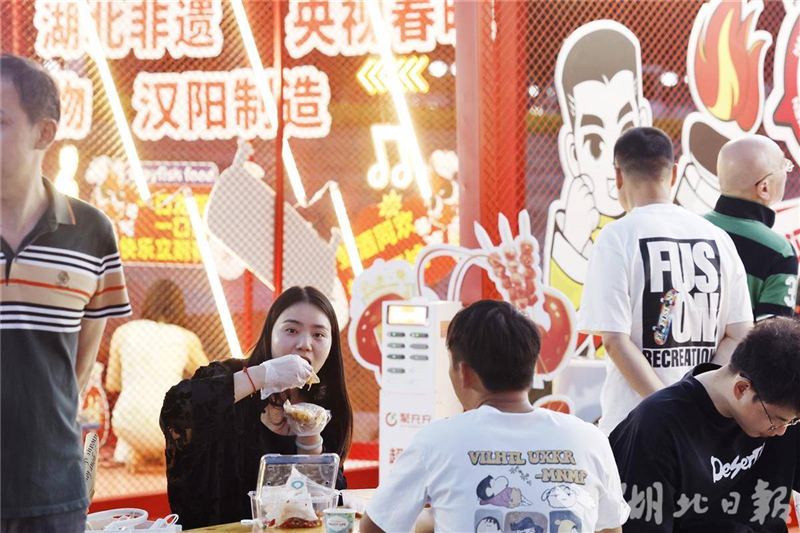 嘬虾赏景听live秀！大武汉小龙虾邀全球饕客解锁“吃虾自由”_fororder_f84c6f04815242a1bf0bffef514a8118