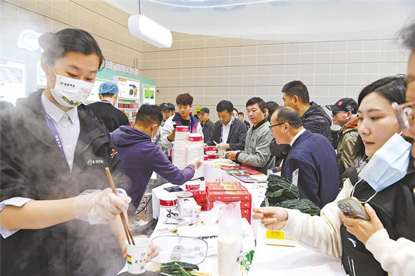 千余荆楚优品添香农交会 天津市民排长队争尝“耐煮青菜”_fororder_微信图片_2025-10-21_092849_439