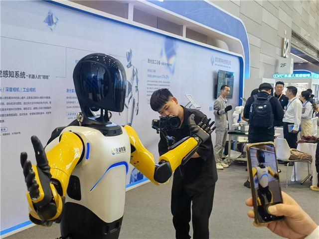 第20届光博会点亮“世界光谷” 6.9万人次体验赛博光谷、人文之美_fororder_1d630cf645a040f7bfd927e5dc6bcb60
