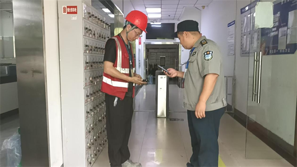 武汉万名保安值守双节 织密城市安全网向祖国献礼_fororder_图片25