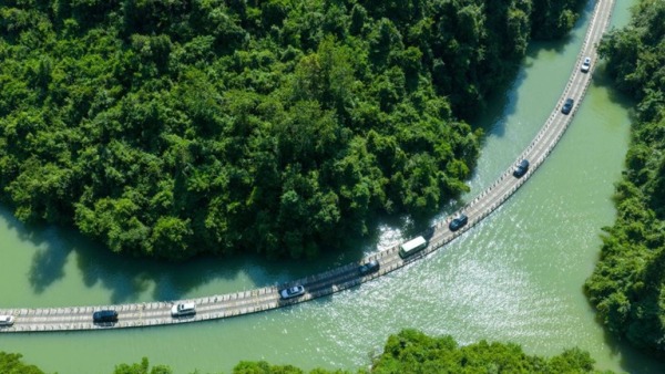 湖北宣恩：游绿水青山 享夏日清凉