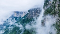 湖北恩施：雨后峡谷似仙境