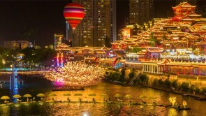 湖北宣恩：河畔夜生辉