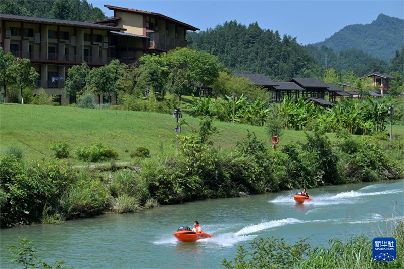 湖北宣恩:游绿水青山 享夏日清凉