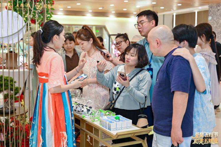 第四届五粮液和美文化节在武商MALL举行_fororder_a59f96db7b2d4b388d6c4d61e878bbd4