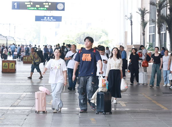 武汉铁路迎来国庆假期返程高峰_fororder_微信图片_20251007152935