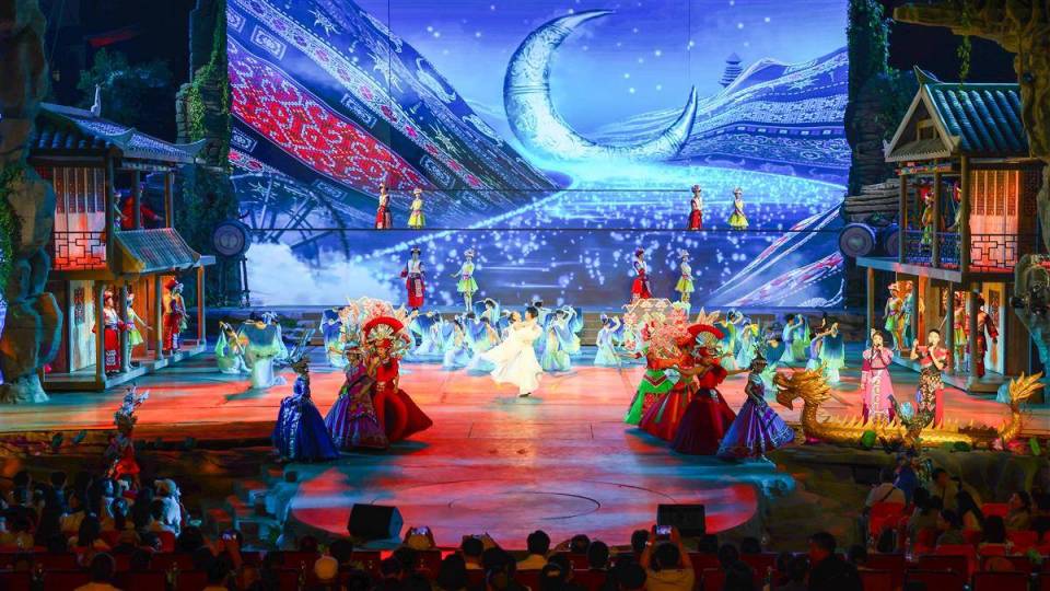 2025年恩施女儿会浪漫启幕 第14、15届“中国影协杯”年度十佳电影剧作在利川揭晓