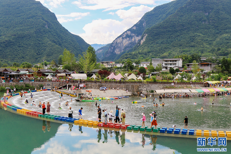 湖北恩施：生态漂流享清凉