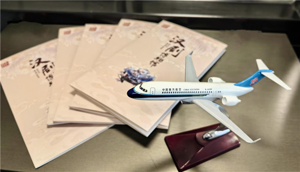 南航在万米高空开展“汉剧空中博物馆·汉腔非遗云端行”主题航班活动_fororder_图片4
