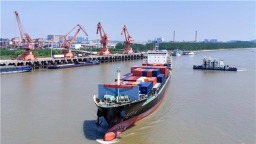 “湖北造”出海再添新通道 武汉经开港首条直达日韩航线开通