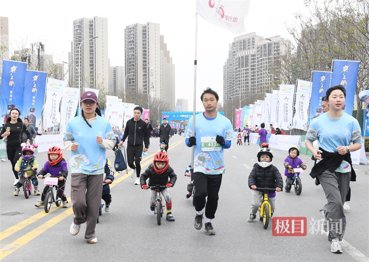 2025荆州马拉松活力开跑
