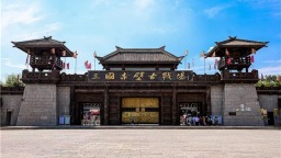 “赤黄红”：荆楚大地的三色华章