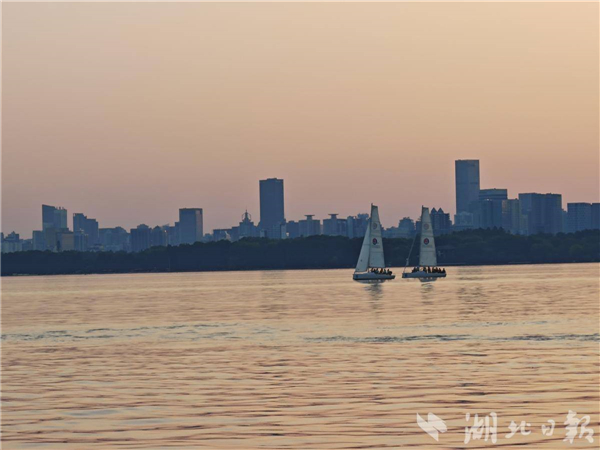 武汉东湖金秋旅游季启幕 “水陆空”立体游圈粉外地新生_fororder_fce100d69d7f4d8e8d267a743d6c690b