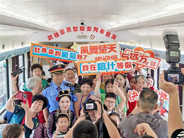 湖北开行首趟普惠旅游专列_fororder_微信图片_20250723094348