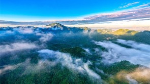 云海奔腾入画来