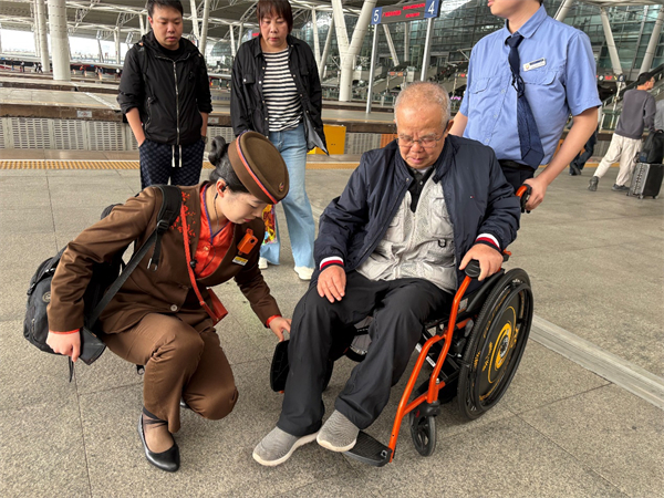 高铁暖心服务:七旬老人出行遇困难 列车员全程守护获点赞