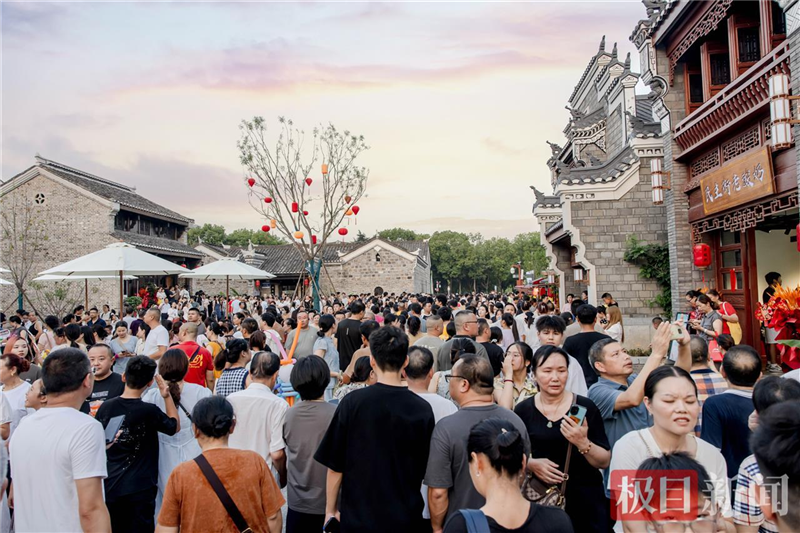 荆门千年民主街点燃 “荆彩一夏”_fororder_微信图片_20250804092601