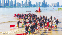 2000泳士搏浪长江 第51届武汉7·16渡江盛会圆满举行