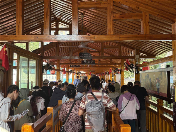 腾龙洞单日接待量达最佳承载值 品牌赋能书写文旅新篇_fororder_0504410aa93946abaf2f45ff282d3ce4