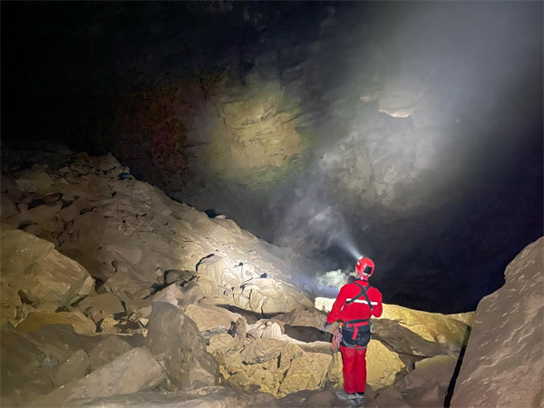 智“斗”超级大溶洞！宜来高速月山隧道双幅贯通