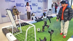 机器人7S店成为光谷热门打卡地