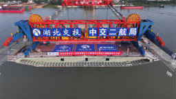 武汉双柳长江大桥主跨首片钢箱梁成功吊装