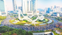 光谷马拉松赛博感爆棚 人形机器人颁奖 激光刻专属奖牌