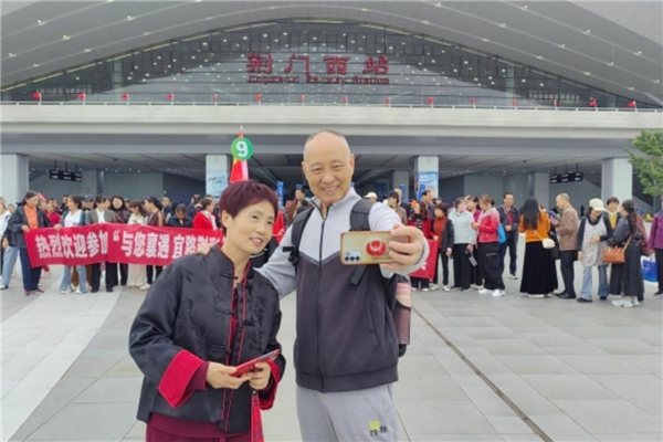 襄荆高铁首个千人专列旅行团抵襄_fororder_01