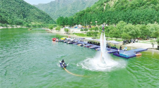 南河小三峡解锁山水新玩法 水上飞人让游客尖叫连连