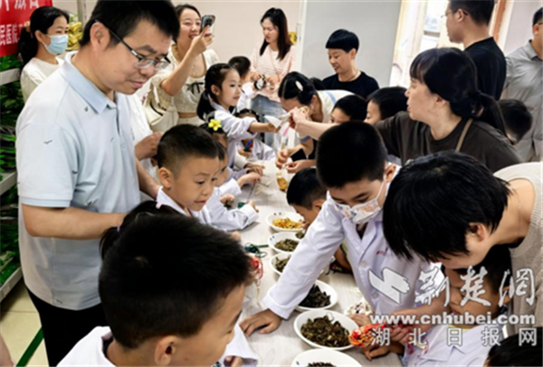 安全用药 娃娃抓起——荆门市人民医院“药房开放日”_fororder_44d01892c16d8f1e25973278e6cbb412