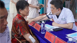 武汉市江夏区纸坊街社区卫生服务中心党总支“六进”行动深耕基层惠民生
