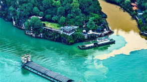 长江西陵峡峡口现 “泾渭分明” 景观