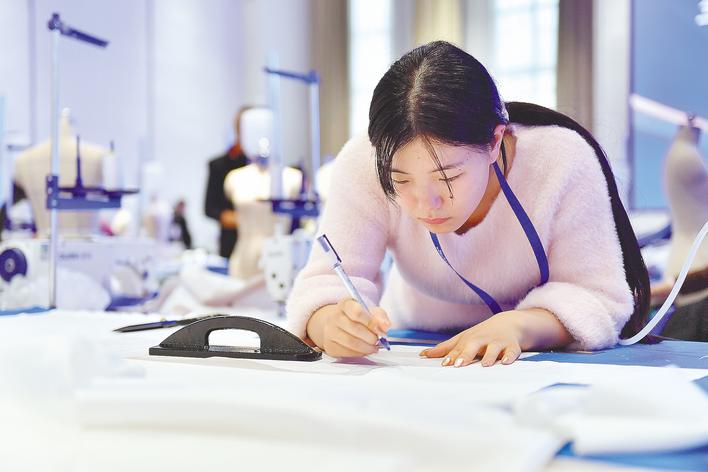 “潜江裁缝”抢滩全球高端户外服市场