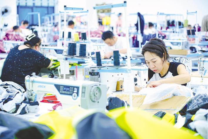 “潜江裁缝”抢滩全球高端户外服市场
