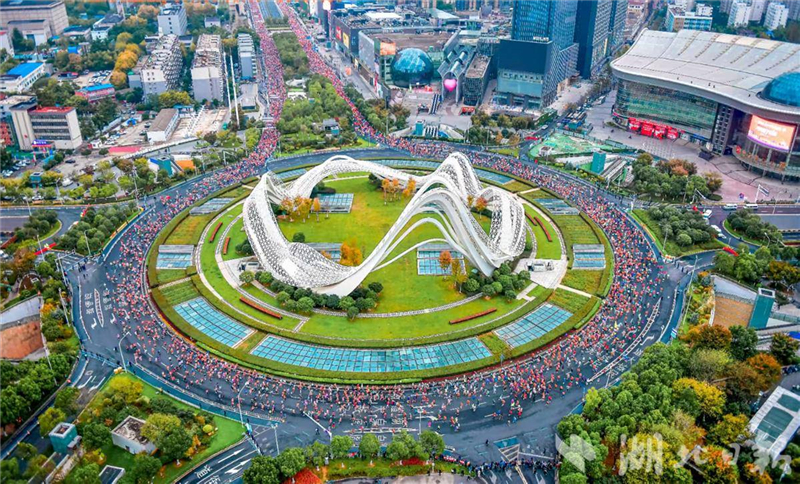 2025光谷马拉松11月16日开跑 光谷造人形机器人助阵 2025光谷马拉松11月16日开跑 光谷造人形机器人助阵_fororder_4140ab34d4a04e02ab09ef7bb83384f2