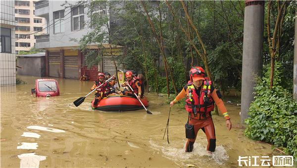 湖北咸丰遭遇强降雨险情 消防等救援力量转移受灾群众1.8万余人_fororder_5f3ed206d970443f3923035b34db87a0
